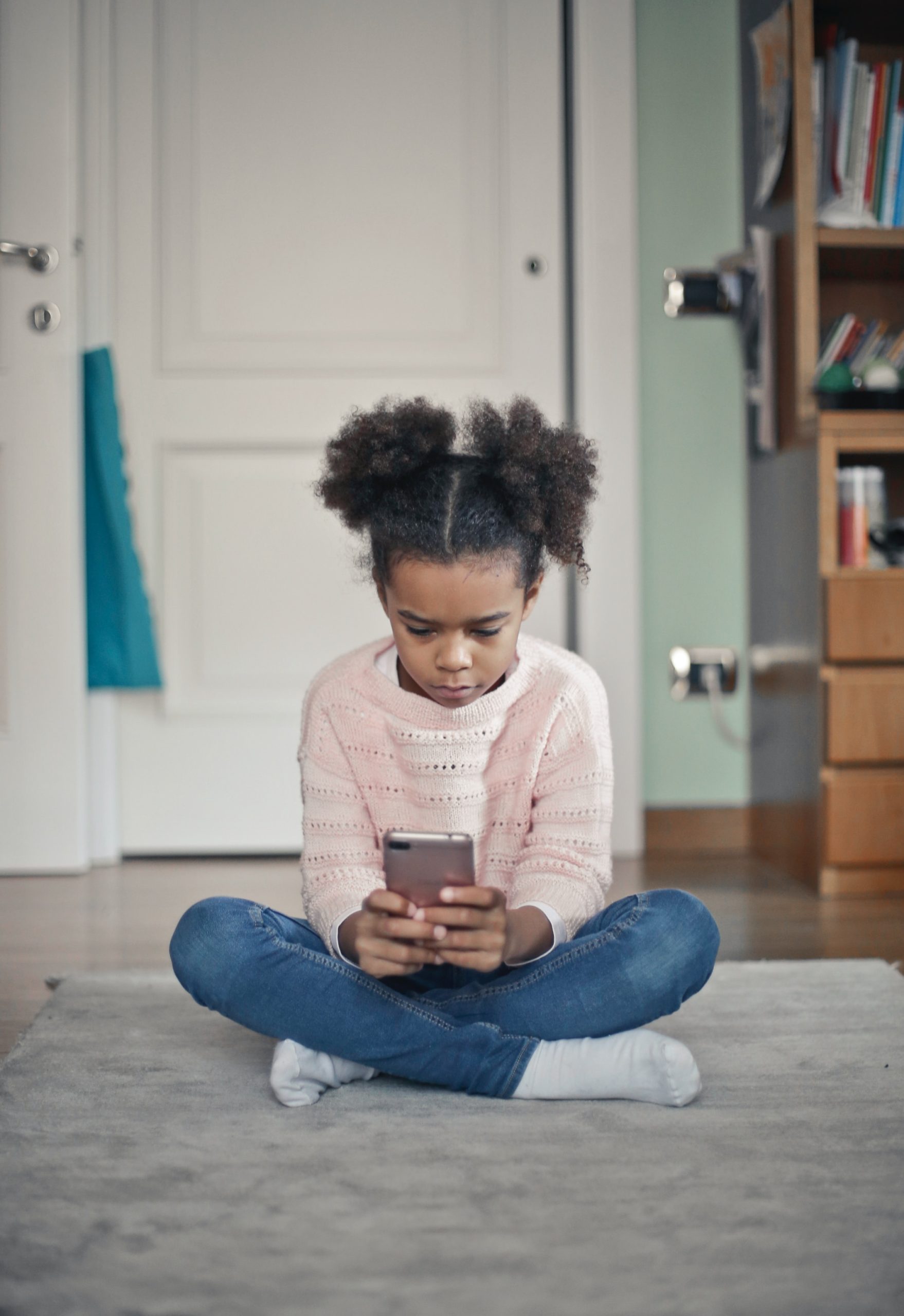 Strategies for Helping Family Members Manage Their Own Screen Time With an App 