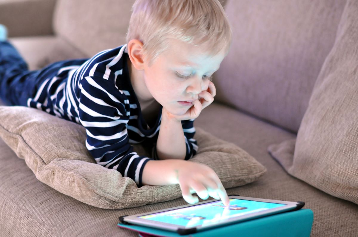 What is the Easiest Way to Track & Manage Your Child's Screen Time Habits? 